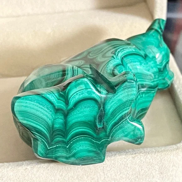 Natural Green Malachite Hand Carved Cat Gemstone Decor - Picture 7 of 8